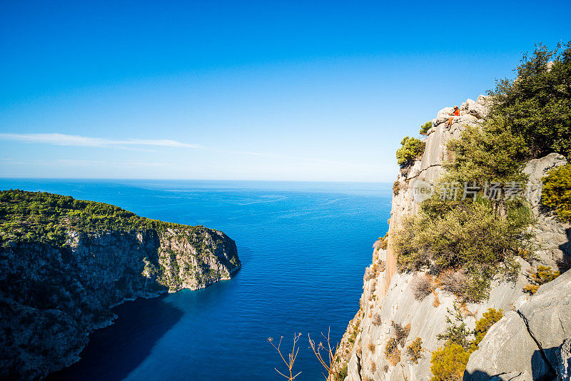 女人在顶端。来自Oludeniz的蝴蝶谷。Fethiye Mugla,土耳其。